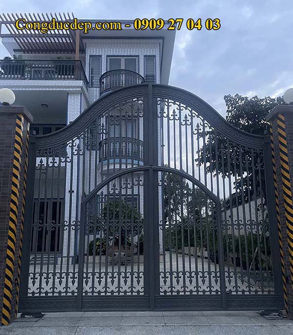 Mẫu cổng nh&ocirc;m đ&uacute;c đơn giản